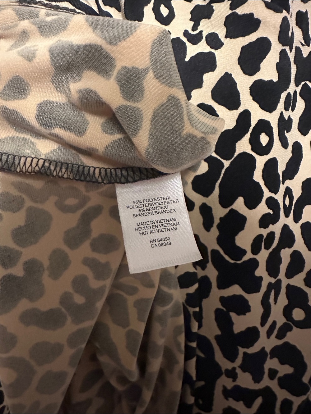 Jones Wear Leopard Print Blouse Large V Neck Stretch s/s Animal Print Top - Picture 4 of 5